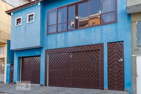 Casa à venda com 168m², 3 quartos e 4 vagas Casa à venda com 168m², 3 quartos e 4 vagasFachada