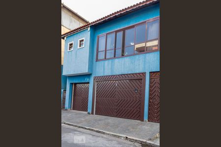 Casa à venda com 168m², 3 quartos e 4 vagas Casa à venda com 168m², 3 quartos e 4 vagasFachada