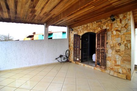 Casa à venda com 178m², 3 quartos e 2 vagasVaranda