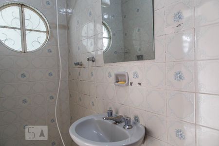 Banheiro de casa para alugar com 1 quarto, 60m² em Vila Azevedo, São Paulo