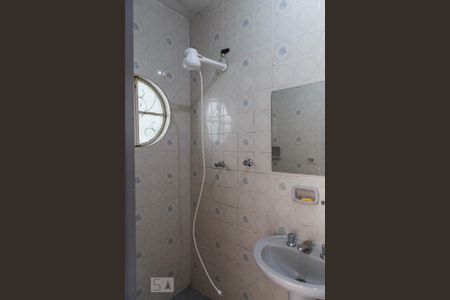 Banheiro de casa para alugar com 1 quarto, 60m² em Vila Azevedo, São Paulo