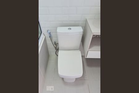 Casa de condomínio para alugar com 142m², 3 quartos e 2 vagasDetalhe Banheiro Externo