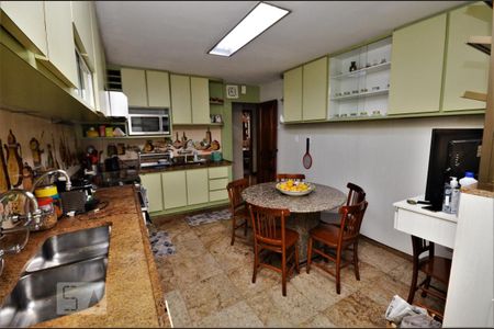 Apartamento à venda com 277m², 3 quartos e 2 vagasCozinha - Armários