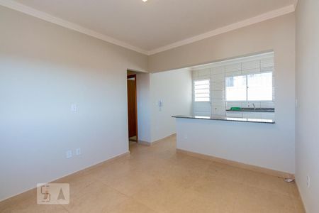 Sala de casa de condomínio para alugar com 2 quartos, 90m² em Jardim Piratininga, São Paulo
