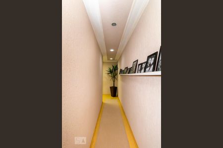 Casa à venda com 320m², 3 quartos e 8 vagasCorredor Interno