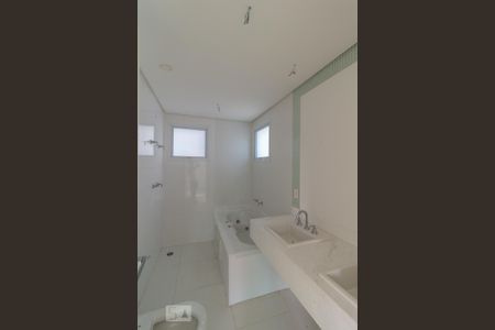 Apartamento à venda com 190m², 4 quartos e 4 vagas Apartamento à venda com 190m², 4 quartos e 4 vagasBanheiro da Suíte 2