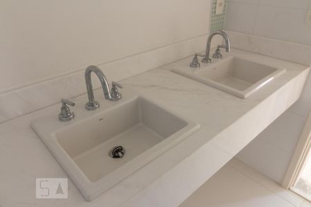 Apartamento à venda com 190m², 4 quartos e 4 vagas Apartamento à venda com 190m², 4 quartos e 4 vagasBanheiro da Suíte 2