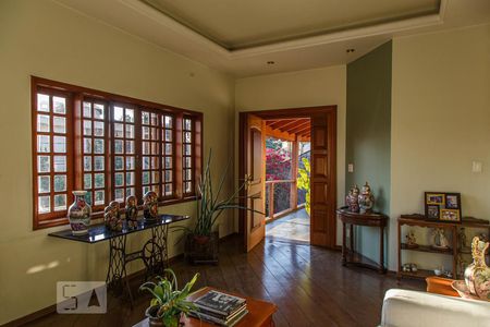 Casa para alugar com 600m², 4 quartos e 8 vagasSala