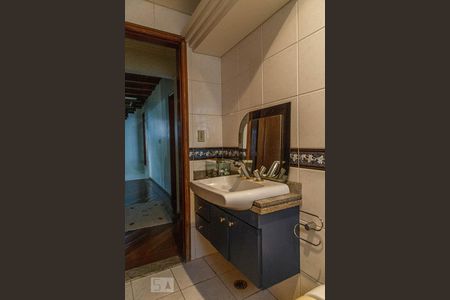 Casa para alugar com 600m², 4 quartos e 8 vagasBanheiro