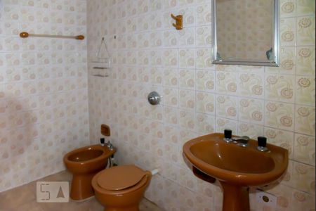 Casa à venda com 220m², 3 quartos e 2 vagasBanheiro 