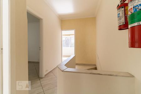 Casa à venda com 199m², 4 quartos e 2 vagas Casa à venda com 199m², 4 quartos e 2 vagasEscada