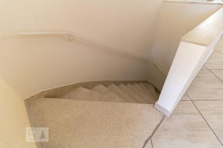 Casa à venda com 199m², 4 quartos e 2 vagas Casa à venda com 199m², 4 quartos e 2 vagasEscada