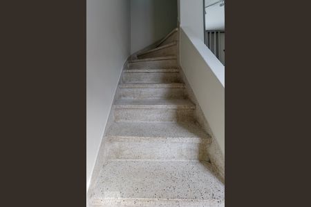 Escada para o 2 andar de casa para alugar com 2 quartos, 160m² em Vila Clementino, São Paulo