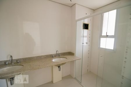 Apartamento à venda com 254m², 3 quartos e 4 vagasBanheiro Suíte 2