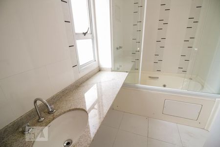 Apartamento à venda com 254m², 3 quartos e 4 vagasBanheiro da Suíte 1