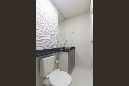 Banheiro de kitnet/studio para alugar com 1 quarto, 20m² em Novo Mundo, Curitiba