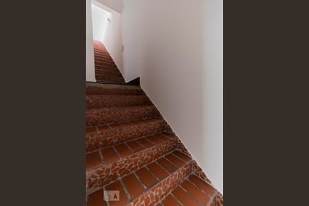 Escada de casa para alugar com 2 quartos, 120m² em Vila Londrina, São Paulo