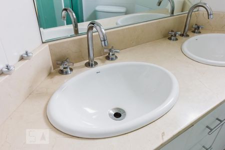 Apartamento à venda com 62m², 2 quartos e 2 vagasBanheiro da Suíte 1 Pia