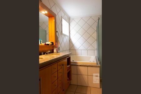 Casa de condomínio à venda com 210m², 3 quartos e 2 vagas Casa de condomínio à venda com 210m², 3 quartos e 2 vagasBanheiro da Suíte 1