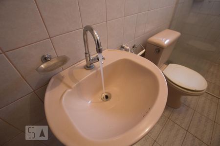 Apartamento para alugar com 83m², 2 quartos e 2 vagasBanheiro da suíte - pia