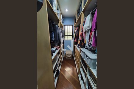 Casa à venda com 430m², 4 quartos e 8 vagas Casa à venda com 430m², 4 quartos e 8 vagasCloset da suíte