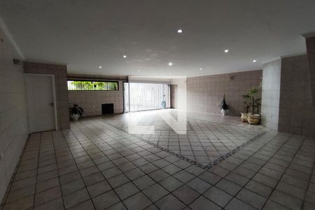 Casa à venda com 430m², 4 quartos e 8 vagas Casa à venda com 430m², 4 quartos e 8 vagasGaragem