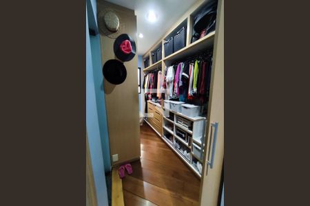 Casa à venda com 430m², 4 quartos e 8 vagas Casa à venda com 430m², 4 quartos e 8 vagasCloset da suíte