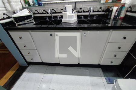 Casa à venda com 430m², 4 quartos e 8 vagas Casa à venda com 430m², 4 quartos e 8 vagasBanheiro da Suíte