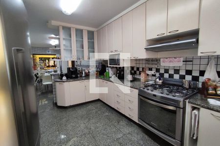 Casa à venda com 430m², 4 quartos e 8 vagas Casa à venda com 430m², 4 quartos e 8 vagasCozinha