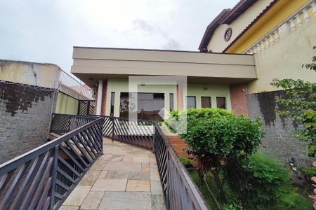 Casa à venda com 430m², 4 quartos e 8 vagas Casa à venda com 430m², 4 quartos e 8 vagasÁrea externa