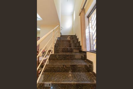 Casa à venda com 130m², 3 quartos e 2 vagas Casa à venda com 130m², 3 quartos e 2 vagasEscada