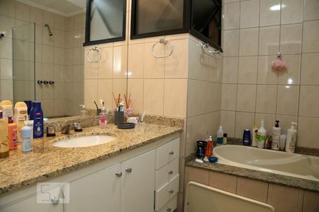 Apartamento à venda com 256m², 4 quartos e 5 vagasBanheiro da Suíte 2