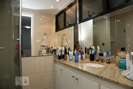 Apartamento à venda com 256m², 4 quartos e 5 vagasSegundo Banheiro da Suíte 2