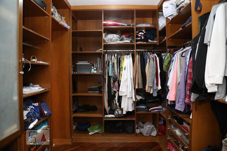 Apartamento à venda com 256m², 4 quartos e 5 vagasCloset da suíte 2