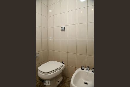 Apartamento à venda com 256m², 4 quartos e 5 vagasSegundo Banheiro da Suíte 2