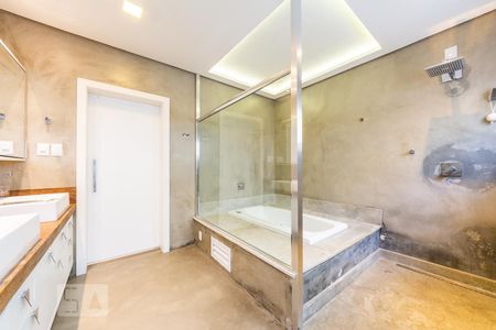 Banheiro suíte 1 de casa à venda com 3 quartos, 332m² em Jardim Isabel, Porto Alegre