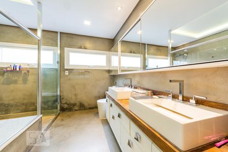 Banheiro suíte 1 de casa à venda com 3 quartos, 332m² em Jardim Isabel, Porto Alegre