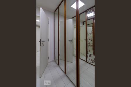 Apartamento à venda com 211m², 4 quartos e 3 vagas Apartamento à venda com 211m², 4 quartos e 3 vagasCloset