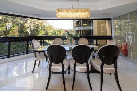 Apartamento à venda com 211m², 4 quartos e 3 vagas Apartamento à venda com 211m², 4 quartos e 3 vagasSala de Jantar