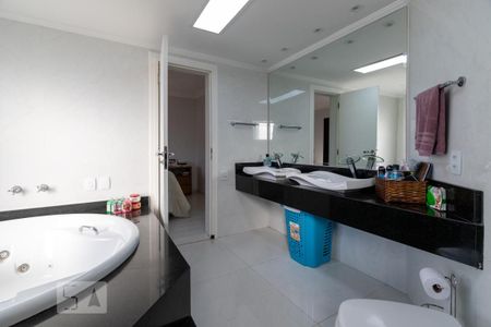 Apartamento à venda com 211m², 4 quartos e 3 vagas Apartamento à venda com 211m², 4 quartos e 3 vagasBanheiro Suíte master