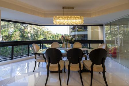 Apartamento à venda com 211m², 4 quartos e 3 vagas Apartamento à venda com 211m², 4 quartos e 3 vagasSala de Jantar