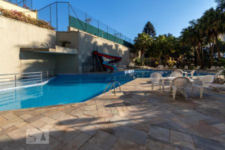 Apartamento à venda com 211m², 4 quartos e 3 vagas Apartamento à venda com 211m², 4 quartos e 3 vagasÁrea comum - Piscina