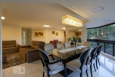 Apartamento à venda com 211m², 4 quartos e 3 vagas Apartamento à venda com 211m², 4 quartos e 3 vagasSala de Jantar