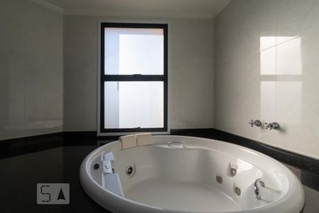 Apartamento à venda com 211m², 4 quartos e 3 vagas Apartamento à venda com 211m², 4 quartos e 3 vagasJacuzi