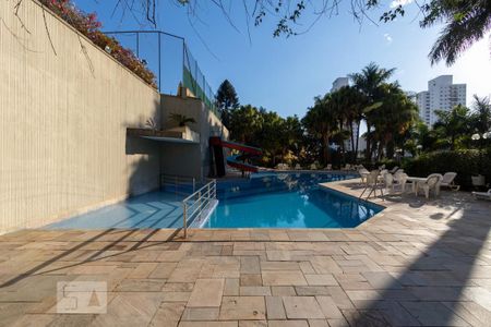 Apartamento à venda com 211m², 4 quartos e 3 vagas Apartamento à venda com 211m², 4 quartos e 3 vagasÁrea comum - Piscina