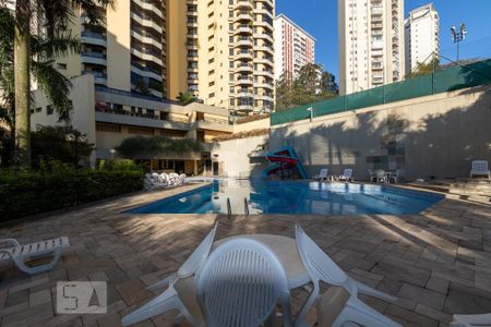Apartamento à venda com 211m², 4 quartos e 3 vagas Apartamento à venda com 211m², 4 quartos e 3 vagasÁrea comum - Piscina