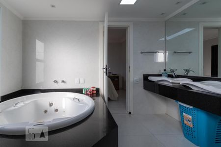 Apartamento à venda com 211m², 4 quartos e 3 vagas Apartamento à venda com 211m², 4 quartos e 3 vagasBanheiro Suíte master