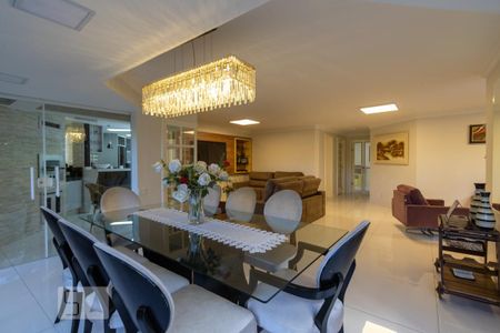 Apartamento à venda com 211m², 4 quartos e 3 vagas Apartamento à venda com 211m², 4 quartos e 3 vagasSala de Jantar