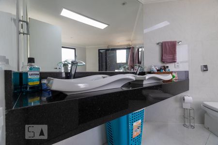 Apartamento à venda com 211m², 4 quartos e 3 vagas Apartamento à venda com 211m², 4 quartos e 3 vagasBanheiro Suíte master