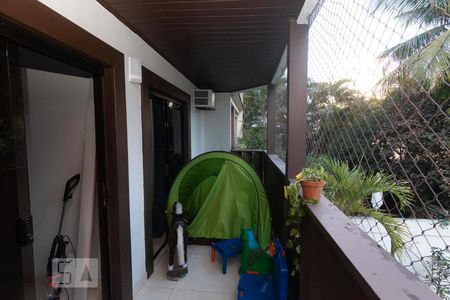 Casa à venda com 258m², 4 quartos e 2 vagas Casa à venda com 258m², 4 quartos e 2 vagasVaranda